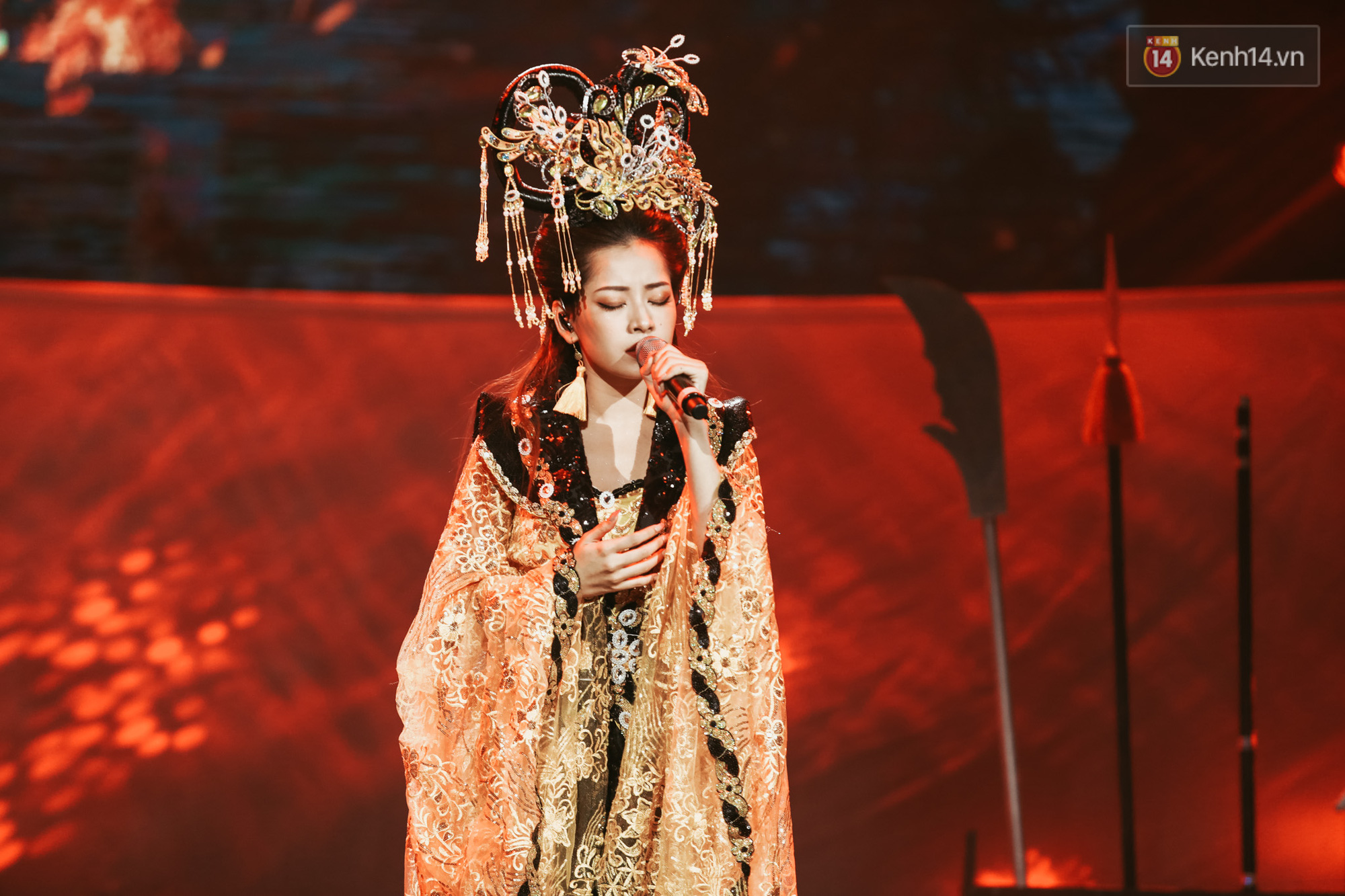 Sau sự cố lộ clip hát live chiếc ố, Chi Pu đã lấy lại phong độ khiến fan hú hét Hát hay quá! khi trình diễn Cung Đàn Vỡ Đôi - Ảnh 5. Sau sự cố lộ clip hát live chiếc ố, Chi Pu đã lấy lại phong độ khiến fan hú hét Hát hay quá! khi trình diễn Cung Đàn Vỡ Đôi - Ảnh 5.