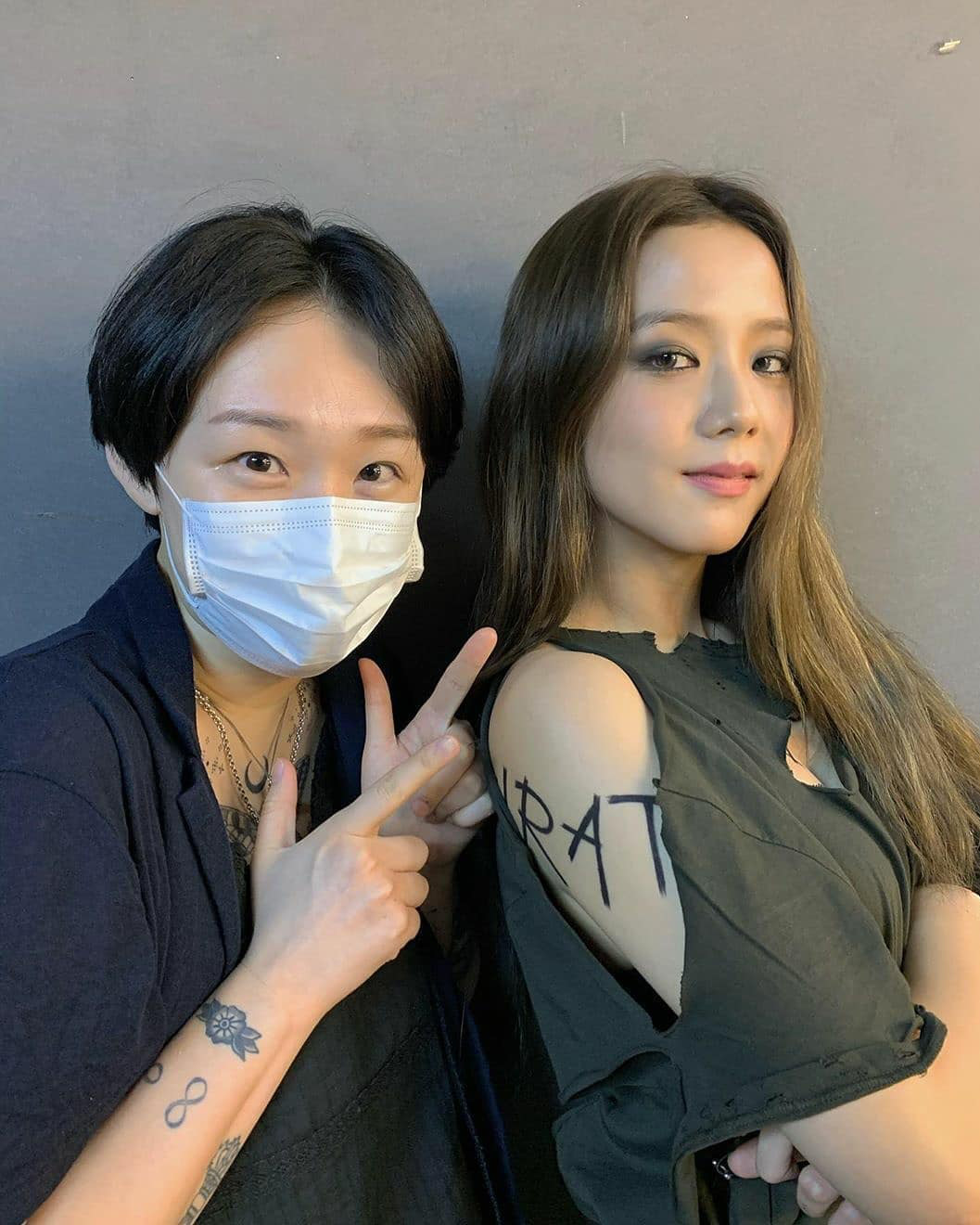 Chơi hơn hẳn 3 n&agrave;ng Black Pink c&ograve;n lại, chỉ ri&ecirc;ng Jisoo c&oacute; đến 7 h&igrave;nh xăm chất ngầu, từ vị tr&iacute; đến &yacute; nghĩa đều &ldquo;kịch độc&rdquo;  - Ảnh 6.