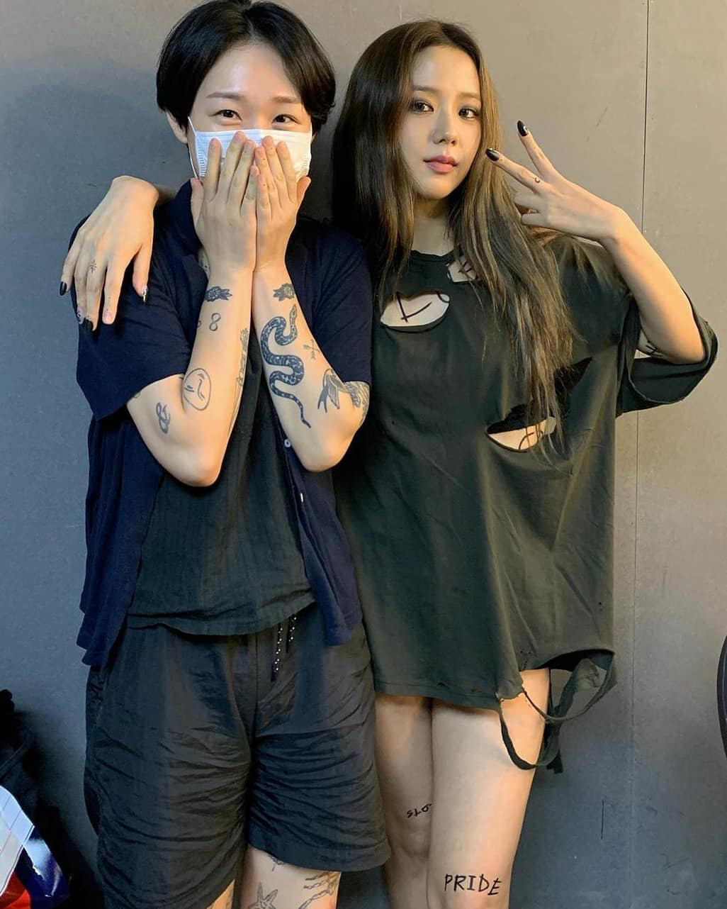 Chơi hơn hẳn 3 n&agrave;ng Black Pink c&ograve;n lại, chỉ ri&ecirc;ng Jisoo c&oacute; đến 7 h&igrave;nh xăm chất ngầu, từ vị tr&iacute; đến &yacute; nghĩa đều &ldquo;kịch độc&rdquo;  - Ảnh 4.