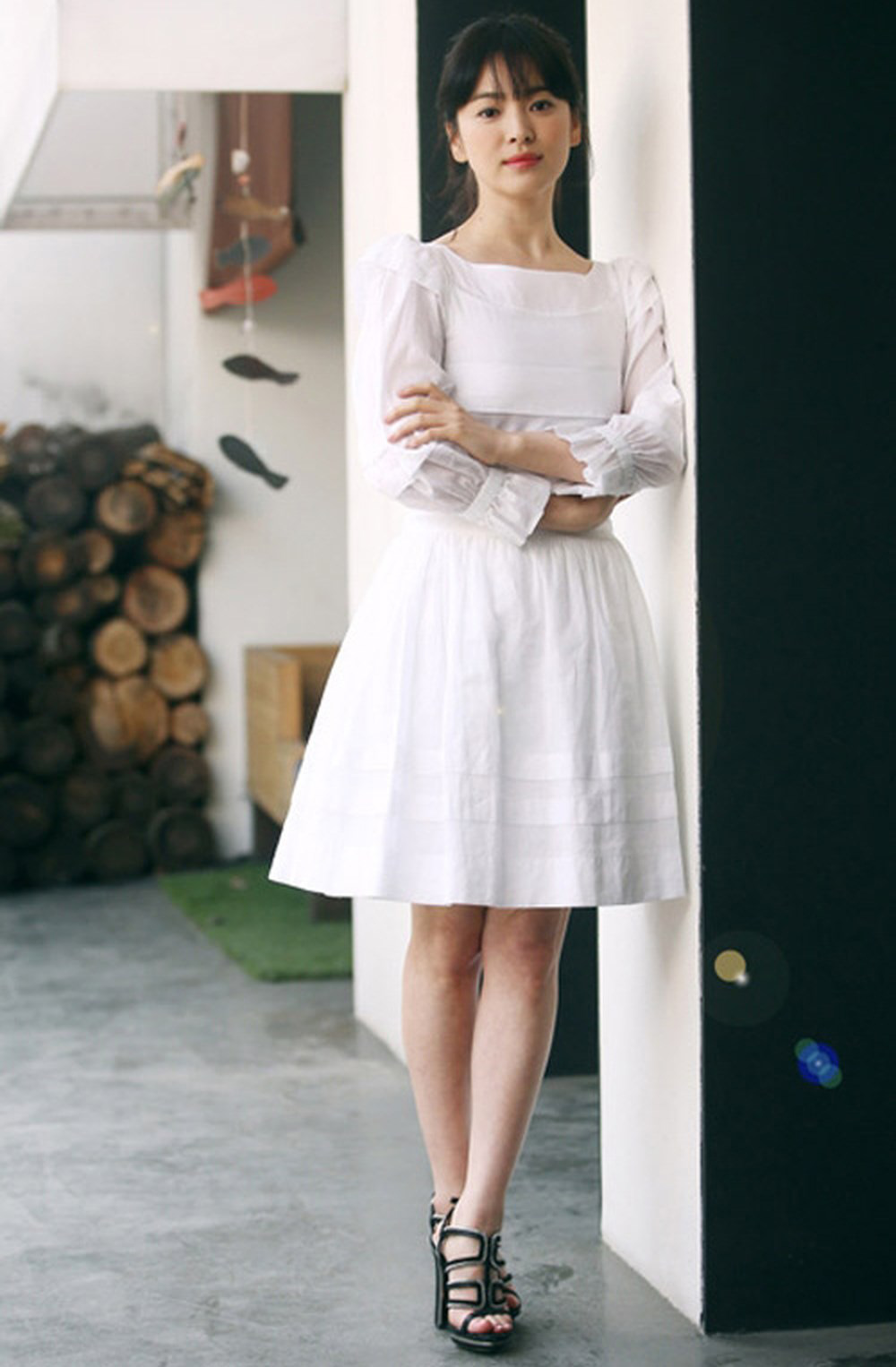 Rút kinh nghiệm từ Song Hye Kyo, chị em sẽ biết mẫu giày nào nên - không nên diện nếu chân ngắn và thô - Ảnh 3.
