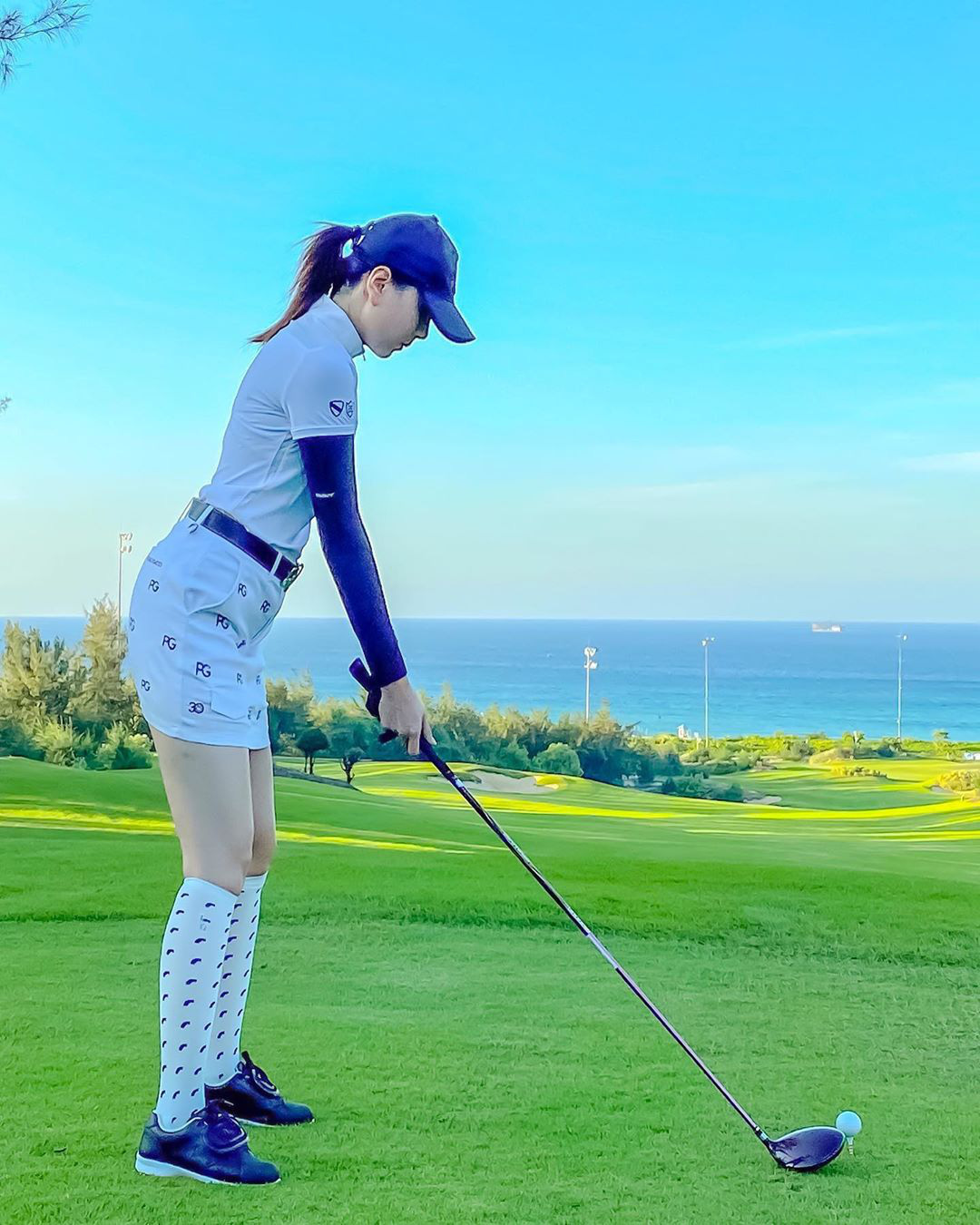 Không hẹn mà gặp hội mỹ nhân Việt đều rủ nhau check-in ở sân golf: 1 buổi chơi golf có lợi ích bằng 1 tuần tập thể dục nên bảo sao không mê cho được - Ảnh 3.