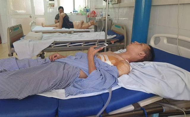 Vụ cướp tiệm vàng, đâm người truy đuổi ở Hà Nội: Nam sinh viên bị đâm phải phẫu thuật phổi, bỏ lỡ kỳ thi tốt nghiệp - Ảnh 2.