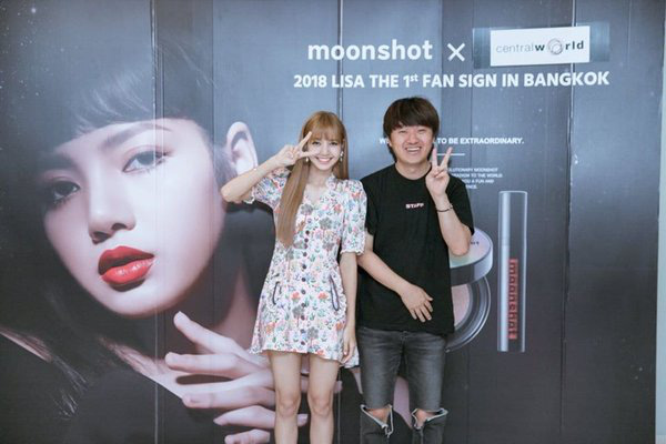 Đau lòng loạt khoảnh khắc Lisa (BLACKPINK) bên quản lý lừa đảo: Từng thân như anh em ruột, nay bị phản bội không thương tiếc - Ảnh 6.