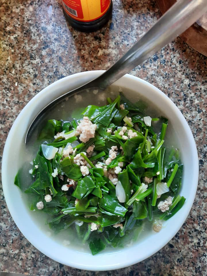 C&ocirc; g&aacute;i khoe b&aacute;t canh nấu từ một lo&agrave;i c&acirc;y mọc dại khắp nơi khiến d&acirc;n mạng ngỡ ng&agrave;ng, lại c&ograve;n ăn rất ngon l&agrave; đằng kh&aacute;c - Ảnh 3.