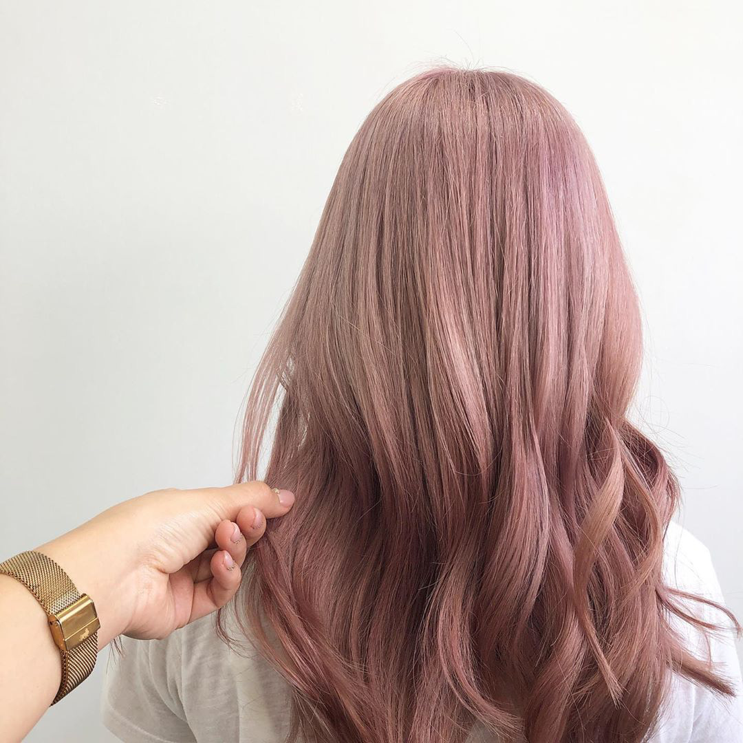 Thử thách bản thân với kiểu nhuộm tóc màu hồng vàng nổi bật. Hãy tưởng tượng tóc bạn lung linh trong ánh sáng mặt trời với sắc hồng ám vàng quyến rũ. Chắc chắn bạn sẽ thấy cuộc sống tươi vui hơn với lối tóc mới này.