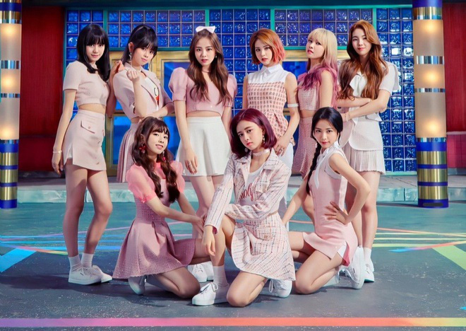 Em gái Nhật của TWICE tung MV dọn đường với màn cameo hài hước của bố Park, bị Knet chê là rẻ tiền như quay từ 10 năm trước - Ảnh 2.