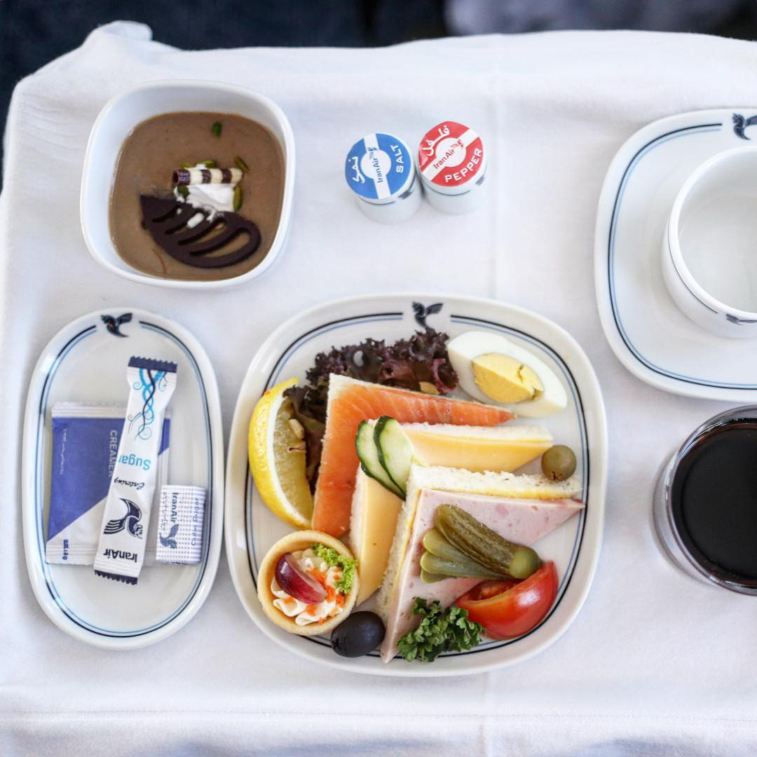 Что можно брать в самолет из еды. Перекус в самолет. Еда в самолете. Еда с собой в самолет. Перекус в самолет с собой.