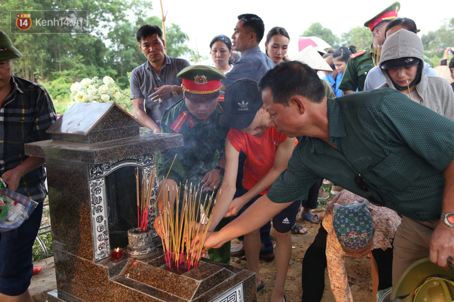 Đám tang lặng lẽ của bé sơ sinh bị mẹ bỏ rơi dưới hố gas, không có người thân bên cạnh: “Con mạnh mẽ lắm rồi, yên nghỉ nhé” - Ảnh 17.