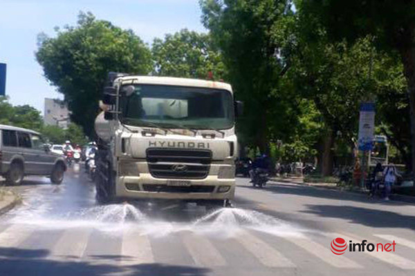Hà Nội chi 114 tỷ phun nước hạ nhiệt: Nhiều quận, huyện hẹn... mùa thu mới phun - Ảnh 2.