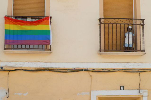 Bị cấm treo cờ LGBT trước tòa thị chính, người dân một ngôi làng quyết định phủ ngập sắc cờ cầu vồng khắp mọi ngóc ngách - Ảnh 2.
