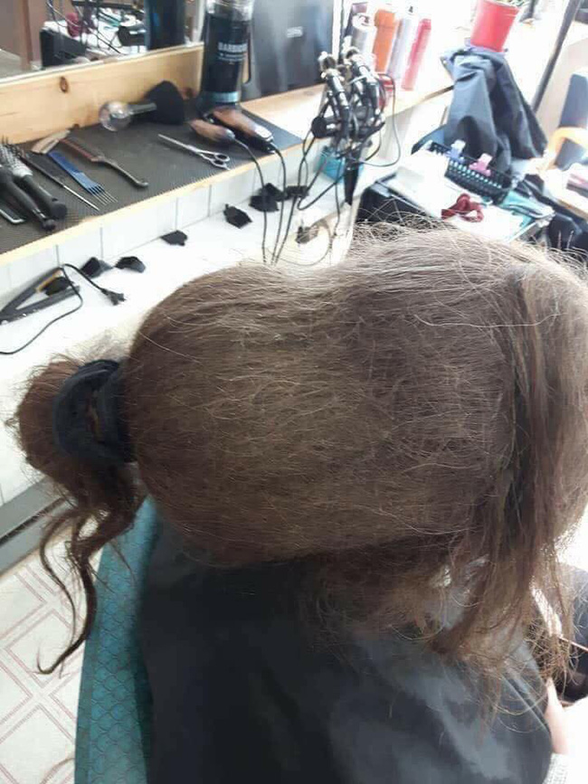 Mang mái tóc bết nhiều năm không cắt đến tiệm đòi phục hồi, cô gái gây choáng với tổ quạ trên đầu, hình ảnh sau tân trang khiến ai cũng ngỡ ngàng - Ảnh 1.