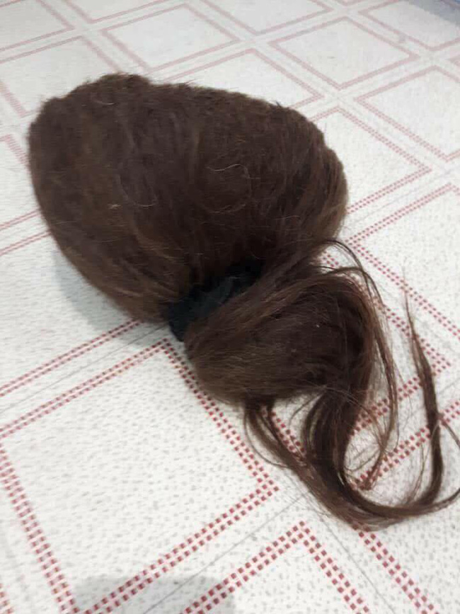 Mang mái tóc bết nhiều năm không cắt đến tiệm đòi phục hồi, cô gái gây choáng với tổ quạ trên đầu, hình ảnh sau tân trang khiến ai cũng ngỡ ngàng - Ảnh 3.