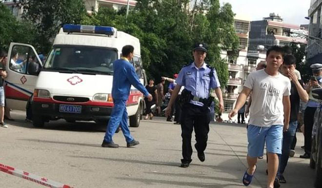 Đâm dao tại trường tiểu học Trung Quốc khiến 39 người bị thương, nghi phạm là bảo vệ của trường - Ảnh 1.