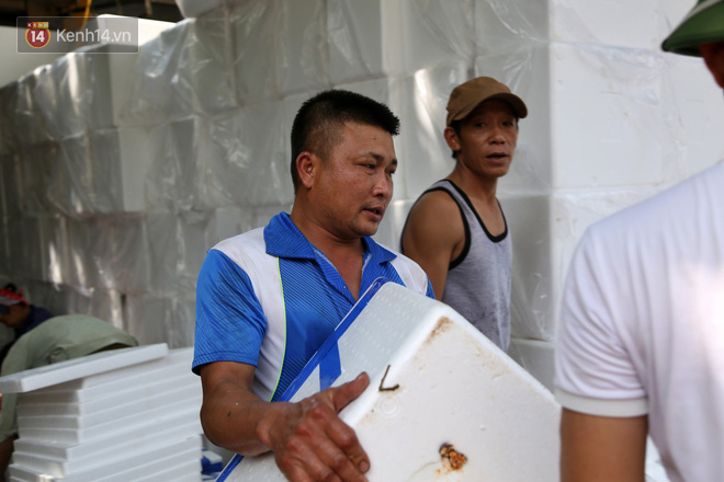 Mùa vải thiều Bắc Giang, kiếm bạc triệu mỗi ngày từ nghề “cửu vạn”: “Có những đợt tôi thức xuyên mấy ngày đêm bốc vác vải, cũng vì miếng cơm gia đình” - Ảnh 13.