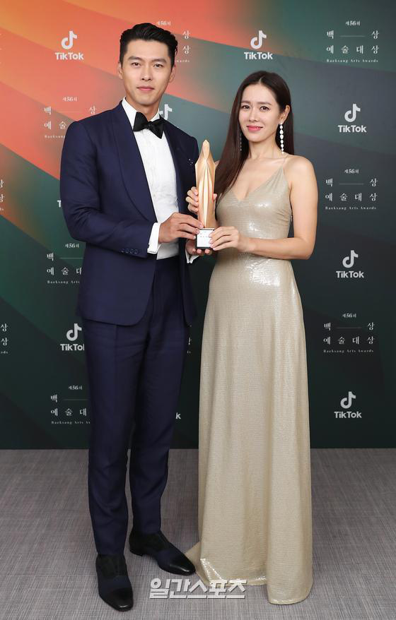 Khoảnh khắc được mong chờ nhất Baeksang: Son Ye Jin và Hyun Bin lần đầu cùng xuất hiện thân mật sau tin đồn hẹn hò - Ảnh 2.