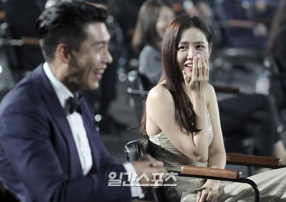 Cameraman tại Baeksang tự soi luôn tá hint của Hyun Bin - Son Ye Jin: Liếc qua liếc lại, sao đáng nghi quá? - Ảnh 6.