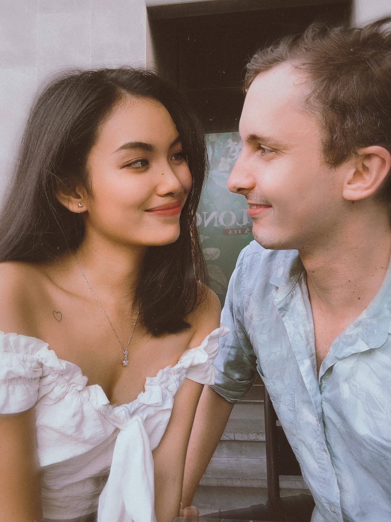 Fa Lâu Quá Nên Lên Mạng Add Friend Dạo Kiếm Bồ, Gái Xinh Không Ngờ “Ẵm”  Luôn Anh Tây Ngời Ngời Phong Độ