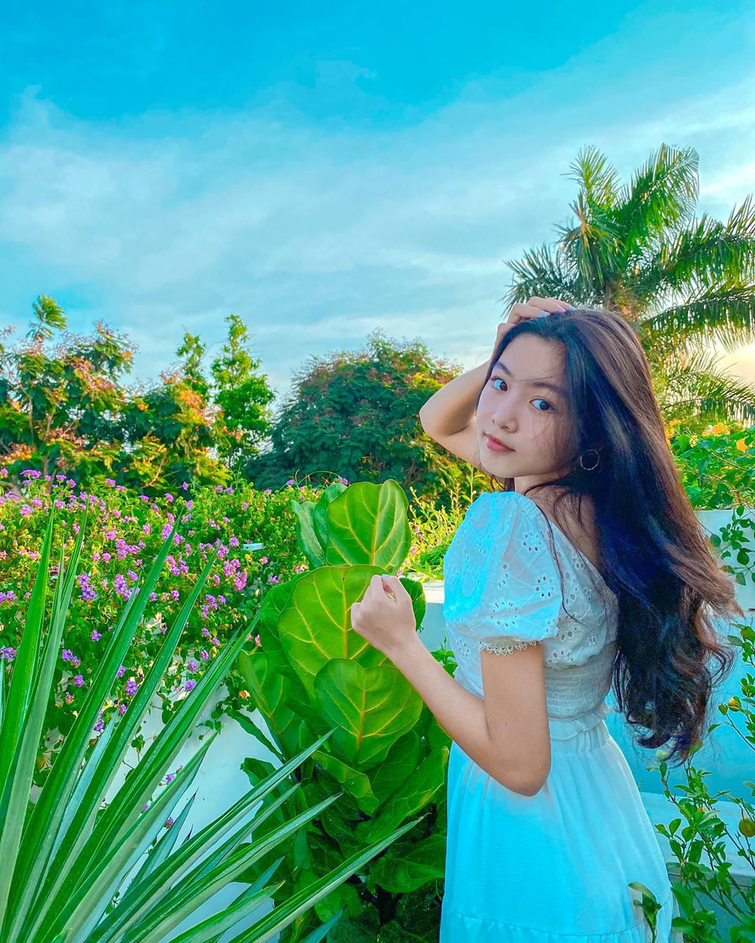 Vẻ đẹp xinh đẹp của gái Việt luôn làm say mê mọi ánh nhìn. Chụp ảnh với gái xinh sẽ đưa bạn đến những khu vực đẹp nhất của Việt Nam, để tận hưởng sự thanh thản và tràn đầy năng lượng các cô gái đem lại.