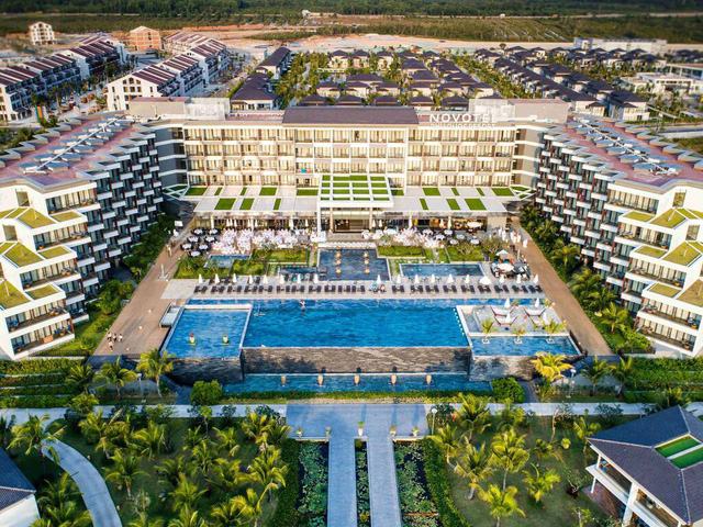 6 resort 5 sao sở hữu hồ bơi độc đáo bậc nhất đảo ngọc Phú Quốc đang có giá rẻ, giảm sâu đến không ngờ: Còn gì tuyệt hơn ngắm hoàng hôn, đắm mình trong làn nước xanh trong vắt - Ảnh 1.