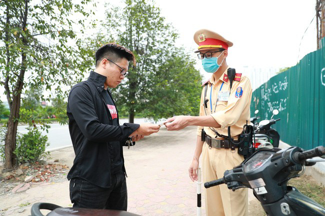 Cảnh sát giao thông sắp bị soi khi làm nhiệm vụ - Ảnh 1.