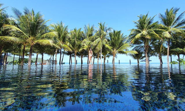 6 resort 5 sao sở hữu hồ bơi độc đáo bậc nhất đảo ngọc Phú Quốc đang có giá rẻ, giảm sâu đến không ngờ: Còn gì tuyệt hơn ngắm hoàng hôn, đắm mình trong làn nước xanh trong vắt - Ảnh 25.