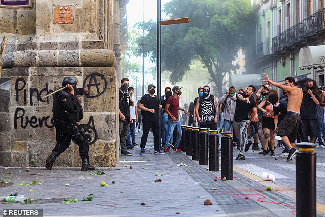 Không chỉ ở Mỹ, bạo lực còn bùng phát ở Mexico: Người biểu tình đốt cháy cảnh sát - Ảnh 4.