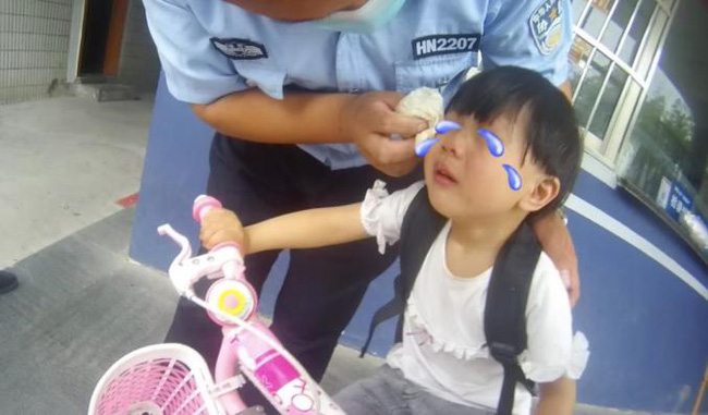 Cái kết ấm lòng của bé gái 3 tuổi cả gan đạp xe bỏ trốn vì sợ tiêm, toàn bộ câu chuyện đáng yêu được ghi lại trong camera giám sát - Ảnh 4.