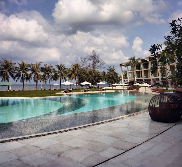 6 resort 5 sao sở hữu hồ bơi độc đáo bậc nhất đảo ngọc Phú Quốc đang có giá rẻ, giảm sâu đến không ngờ: Còn gì tuyệt hơn ngắm hoàng hôn, đắm mình trong làn nước xanh trong vắt - Ảnh 7.