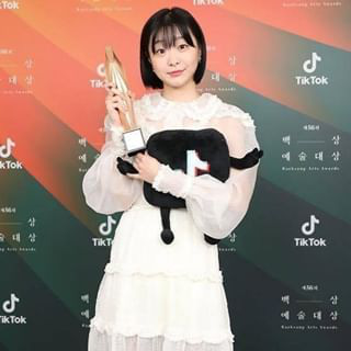 Điên nữ Kim Da Mi thắng Tân binh của năm ở giải Baeksang chỉ nhờ 1 phiếu bầu - Ảnh 9.