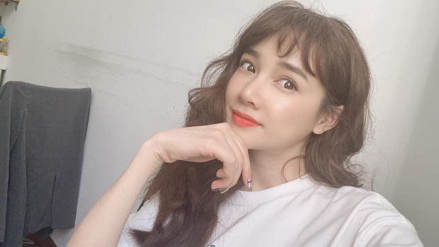 Nh&atilde; Phương l&ecirc;n đồ ton sur ton s&aacute;nh đ&ocirc;i với Trường Giang về qu&ecirc;, nhan sắc qua camera thường chiếm trọn spotlight - Ảnh 4.