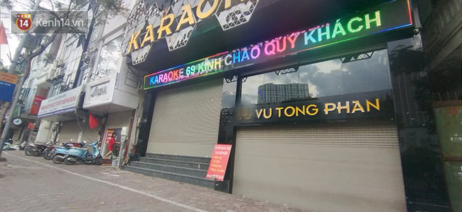 Sau lệnh của Thủ tướng nhiều qu&aacute;n karaoke ở H&agrave; Nội v&agrave; S&agrave;i G&ograve;n nhộn nhịp mở cửa trở lại, nhiều qu&aacute;n vẫn đ&oacute;ng cửa im l&igrave;m - Ảnh 1.