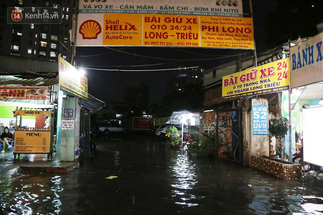 Đường phố lại thành sông sau mưa lớn, người Sài Gòn bì bõm đẩy xe lội bộ về nhà trong đêm - Ảnh 7.