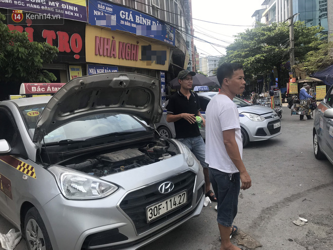 Tài xế taxi, xe ôm vắng khách, cả ngày vạ vật ngoài đường dưới cái nắng nóng trên 50 độ của Thủ đô - Ảnh 3. Tài xế taxi, xe ôm vắng khách, cả ngày vạ vật ngoài đường dưới cái nắng nóng trên 50 độ của Thủ đô - Ảnh 3.