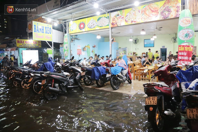 Đường phố lại thành sông sau mưa lớn, người Sài Gòn bì bõm đẩy xe lội bộ về nhà trong đêm - Ảnh 9.
