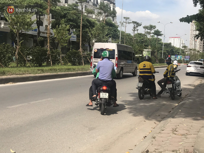 Tài xế taxi, xe ôm vắng khách, cả ngày vạ vật ngoài đường dưới cái nắng nóng trên 50 độ của Thủ đô - Ảnh 9. Tài xế taxi, xe ôm vắng khách, cả ngày vạ vật ngoài đường dưới cái nắng nóng trên 50 độ của Thủ đô - Ảnh 9.