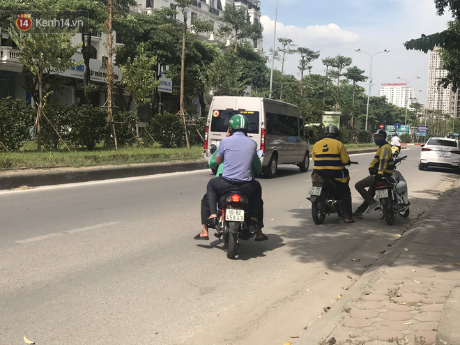 Tài xế taxi, xe ôm vắng khách, cả ngày vạ vật ngoài đường dưới cái nắng nóng trên 50 độ của Thủ đô - Ảnh 9.