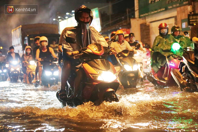 Đường phố lại thành sông sau mưa lớn, người Sài Gòn bì bõm đẩy xe lội bộ về nhà trong đêm - Ảnh 3.