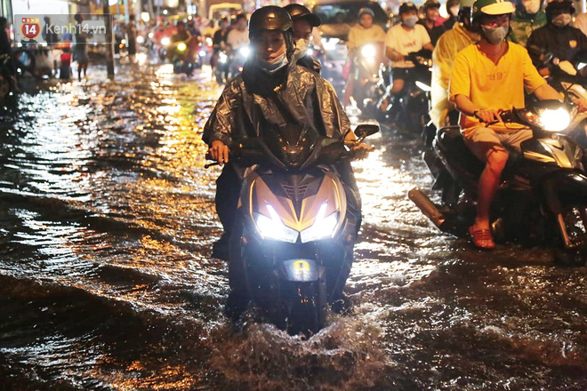 Đường phố lại thành sông sau mưa lớn, người Sài Gòn bì bõm đẩy xe lội bộ về nhà trong đêm - Ảnh 5.