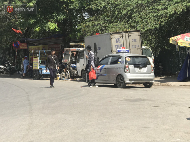 Tài xế taxi, xe ôm vắng khách, cả ngày vạ vật ngoài đường dưới cái nắng nóng trên 50 độ của Thủ đô - Ảnh 1. Tài xế taxi, xe ôm vắng khách, cả ngày vạ vật ngoài đường dưới cái nắng nóng trên 50 độ của Thủ đô - Ảnh 1.