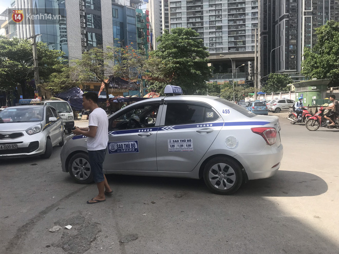 Tài xế taxi, xe ôm vắng khách, cả ngày vạ vật ngoài đường dưới cái nắng nóng trên 50 độ của Thủ đô - Ảnh 2. Tài xế taxi, xe ôm vắng khách, cả ngày vạ vật ngoài đường dưới cái nắng nóng trên 50 độ của Thủ đô - Ảnh 2.