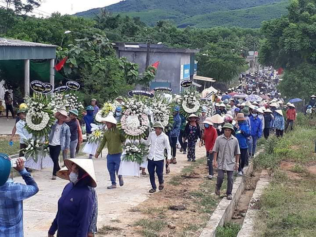 Hàng trăm người đau xót tiễn đưa nam sinh bị sát hại ở Nhật Bản - Ảnh 2.