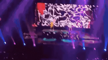 Đang diễn thì Jennie (BLACKPINK) đột ngột bỏ vào hậu trường, tưởng bị “ném đá” nhưng hóa ra là hành động xử lý sự cố đầy chuyên nghiệp - Ảnh 2. Đang diễn thì Jennie (BLACKPINK) đột ngột bỏ vào hậu trường, tưởng bị “ném đá” nhưng hóa ra là hành động xử lý sự cố đầy chuyên nghiệp - Ảnh 2.