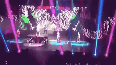 Đang diễn thì Jennie (BLACKPINK) đột ngột bỏ vào hậu trường, tưởng bị “ném đá” nhưng hóa ra là hành động xử lý sự cố đầy chuyên nghiệp - Ảnh 1. Đang diễn thì Jennie (BLACKPINK) đột ngột bỏ vào hậu trường, tưởng bị “ném đá” nhưng hóa ra là hành động xử lý sự cố đầy chuyên nghiệp - Ảnh 1.