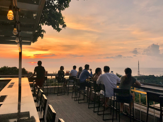Nếu đến Phú Quốc, đừng bỏ qua 8 quán cà phê view biển sang chảnh này: Nơi hoàn hảo để ngắm hoàng hôn, lên hình đẹp đến ngỡ ngàng - Ảnh 9.
