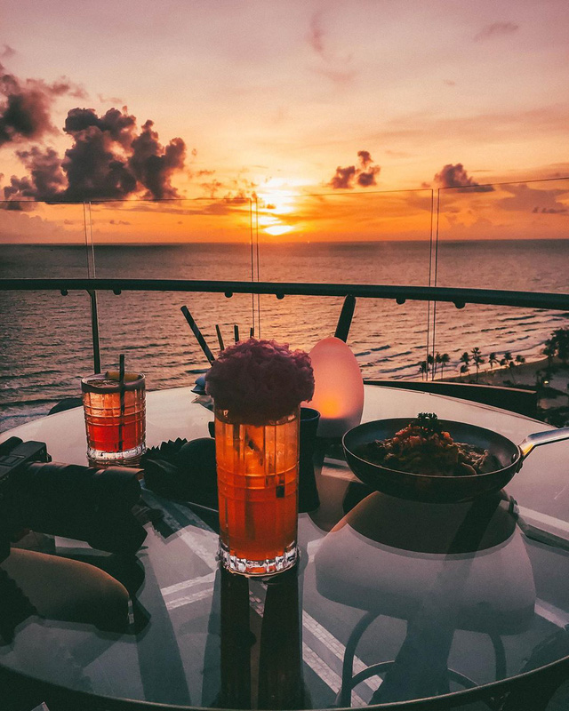 Nếu đến Phú Quốc, đừng bỏ qua 8 quán cà phê view biển sang chảnh này: Nơi hoàn hảo để ngắm hoàng hôn, lên hình đẹp đến ngỡ ngàng - Ảnh 12.