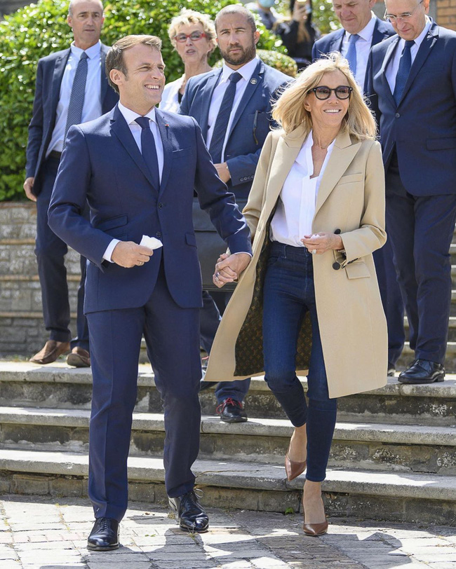 Khoảnh khắc Tổng thống Pháp thể hiện tình cảm tinh tế, ngọt ngào với người vợ hơn 25 tuổi giữa đám đông khiến người hâm mộ phát cuồng - Ảnh 1.