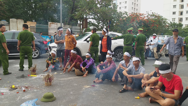 Hà Nội: Gia đình nạn nhân tử vong vì tai nạn giao thông cách đây 1 năm mang di ảnh, đeo tang ra giữa đường ngồi - Ảnh 1.