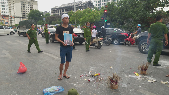 Hà Nội: Gia đình nạn nhân tử vong vì tai nạn giao thông cách đây 1 năm mang di ảnh, đeo tang ra giữa đường ngồi - Ảnh 2.