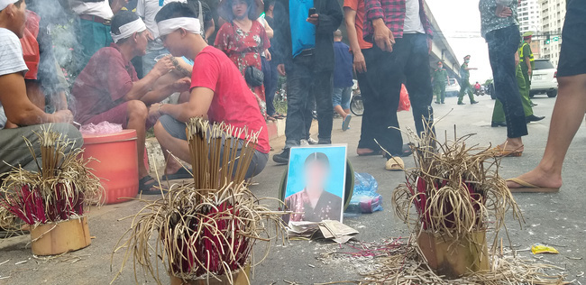 Hà Nội: Gia đình nạn nhân tử vong vì tai nạn giao thông cách đây 1 năm mang di ảnh, đeo tang ra giữa đường ngồi - Ảnh 3.