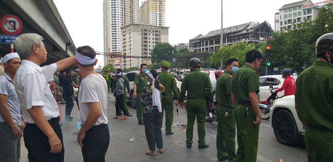 Hà Nội: Gia đình nạn nhân tử vong vì tai nạn giao thông cách đây 1 năm mang di ảnh, đeo tang ra giữa đường ngồi - Ảnh 4.